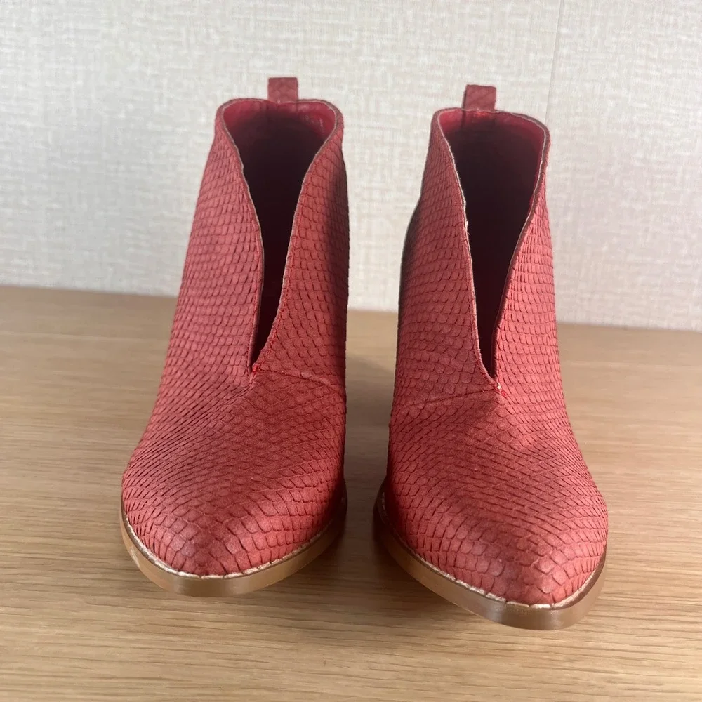 Catherine Malandrino Coral Textured V Cut Western Ankle Booties Boho Size 9